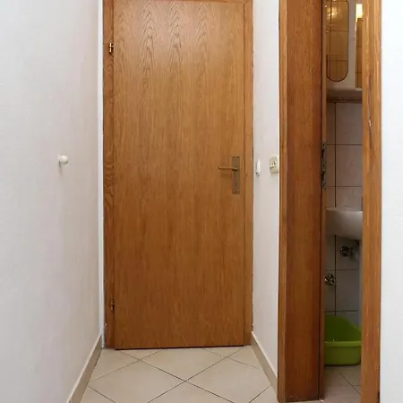 Apartment 10127c